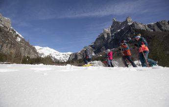 Snowshoe trekking in Fer-à-Cheval Cirque